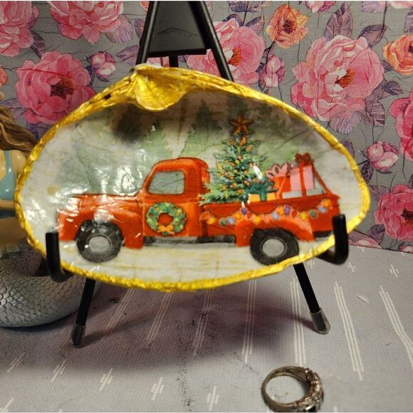 DECOUPAGE CLAM SHELL DECOUPAGE XMAS RED TRUCK 🚚 ON A CLAM SHELL TRINKET DISH - Picture 1 of 11